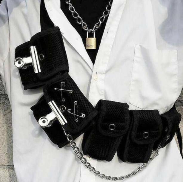 Edgy Chest Bag: Y2K Aesthetic Accessory for Coquette & Goth Styles